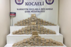 Yolcu otobüsünün tabanından eroin fışkırdı