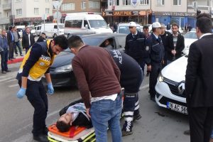 Bursa'da kırmızı ışıkta geçen otomobil yayaya çarptı