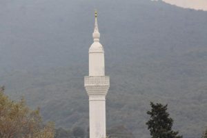 Camisiz minare ilgi odağı oldu