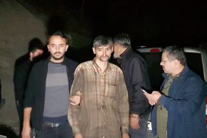 Annesini döven babasını av tüfeğiyle vurdu