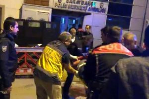 Bıçakla yaralandı, polis merkezi önünde yere yığıldı