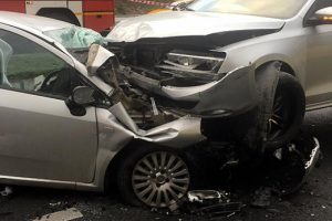 Otomobile saplandı: 2 yaralı