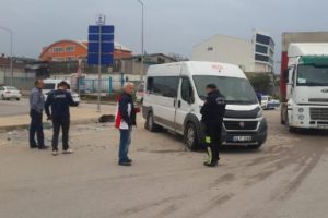İşçileri taşıyan minibüs otomobille çarpıştı: 16 yaralı