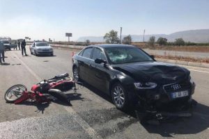 Otomobil ile çarpışan motosikletin kasksız sürücüsü öldü