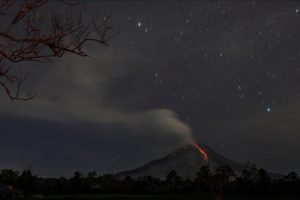 Endonezya'da Anak Krakatau Yanardağı'nda patlamalar