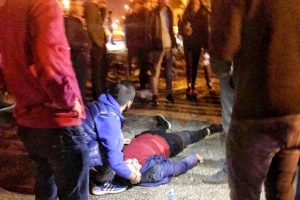 Ticari araç üniversite öğrencilerinin arasına daldı