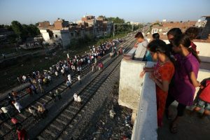 Hindistan'daki tren kazasında ölü sayısı 61'e yükseldi