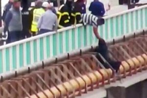 İntihar girişiminden yaka paça çekerek kurtardılar