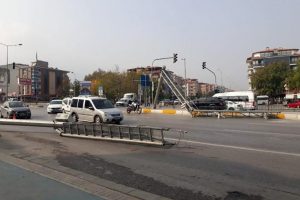 Damperi açık unutulan kamyon kameranın direğini devirdi
