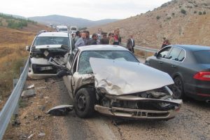 İki araç kafa kafaya çarpıştı: 4 yaralı