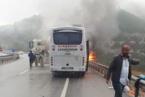 Seyir halindeki otobüs alev alev yandı