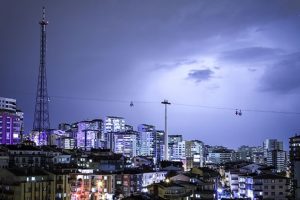 Şimşekler geceyi gündüze çevirdi