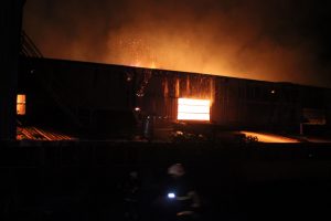 Dev fabrika alevlere teslim oldu