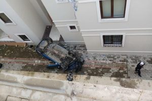 Bursa'da apartman bahçesine düştü: 1 yaralı