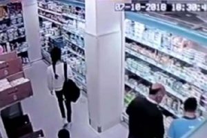 Markette genç kızı dövdü, herkes izledi!