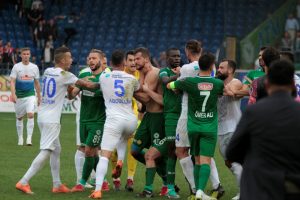 Rize'de maç sonu saha karıştı