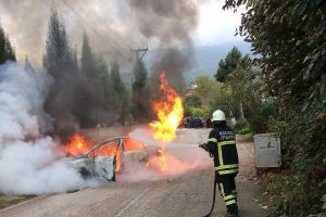 Alev alan otomobil hurdaya döndü