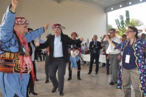 AB Büyükelçileri fes giyip zeybek oynadı