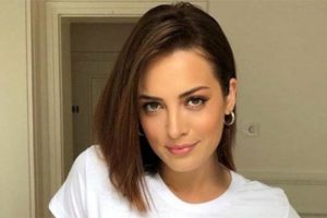 İrem Sak da 'bornoz' akımına uydu!