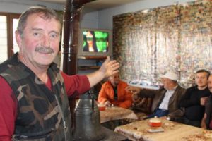 Yanında vesikalık fotoğrafı olan burada çay içebilir!