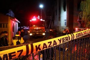 Ayrıldığı eşinin fotoğrafını ateşe verirken evini yaktı
