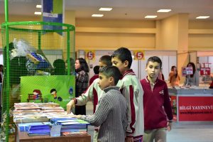 'Atık' getiren 8 bin 700 kişiye kitap hediye edildi