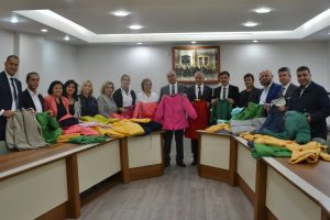 İşadamlarından öğrencilere mont yardımı