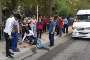 Yola aniden fırlayan yaya yaralandı
