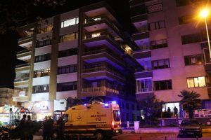 4. kattan çarşafla inmeye çalışan kadın yere çakılarak öldü