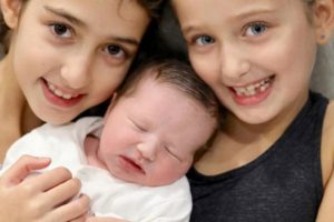 Pınar Tezcan Özçapkın 3. kızını kucağına aldı