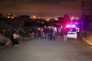 Araç eve çatıdan girdi mahalleli ayağa kalktı