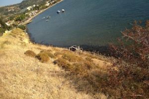 Polisten kaçarken otomobille uçurumdan yuvarlandılar