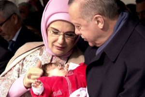 Erdoğan çiftinin bebek sevgisi