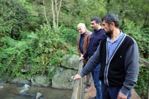 Dere beyaza bürüdü, mahalleli tepki gösterdi