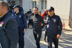 Bursa'da zehir taciri yüzünü gizleyen arkadaşına 'yüzünü gizleyecek bir şey yapmadın' diye seslendi