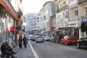 Bu kez Türk bayraklarını çaldılar