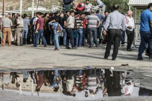 Sınır kapısında yoğunluk... Binlerce Suriyeli geri döndü