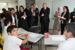 Erdoğan özel çocuklarla şarkı söyledi