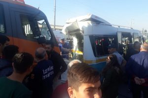 Kamyon dolmuşa çarptı: 16 yaralı
