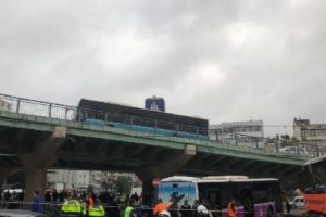 İstanbul'da otobüs tramvay hattına daldı