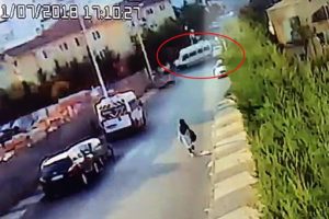Otomobil öğrenci servisine böyle çarptı