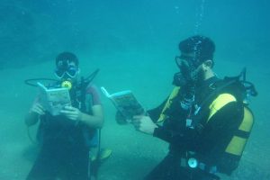 Denizde 10 metre derinlikte kitap okudular
