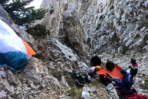 Atlayış yaptıktan sonra düşen Fransız paraşütçü kurtarıldı