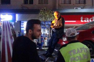 Aracını çektirmek istemeyen sürücü, çekiciye çıktı