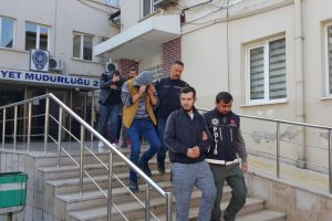 Bursa'da narkotik polisi 5 zehir tacirini 11 bin lira ile yakaladı