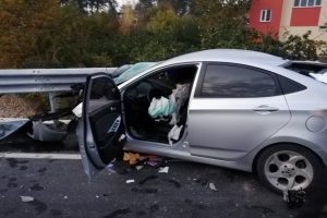 Otomobil bariyerlere ok gibi saplandı
