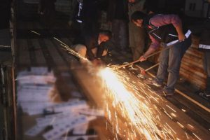 Pamuk yüklü TIR'ın zulası görenleri şaşırttı