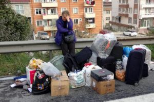 Yanan otomobilden canlarını son anda kurtardılar