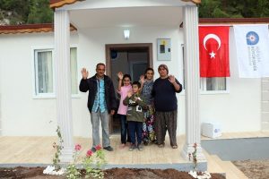 Barakada yaşayan 6 kişilik aile, yeni evlerine kavuştu