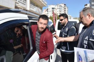Borcunu ödemek için lise öğrencisini gasp etti